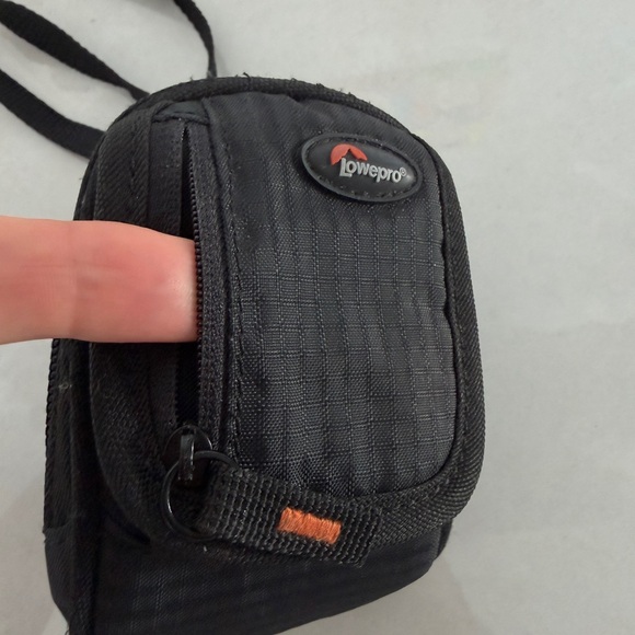 Lowepro Black Digital Camera case with Adjustable Strap and Belt Loop LP 114 GL - Picture 6 of 8